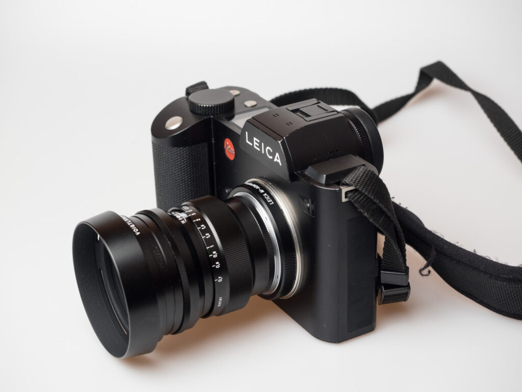 Product image shows Voigtländer Nokton VM 75/1.5 on Leica SL camera