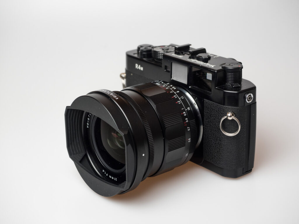 Product image shows Voigtländer Nokton VM 21/1.4 attached on Bessa R4M camera