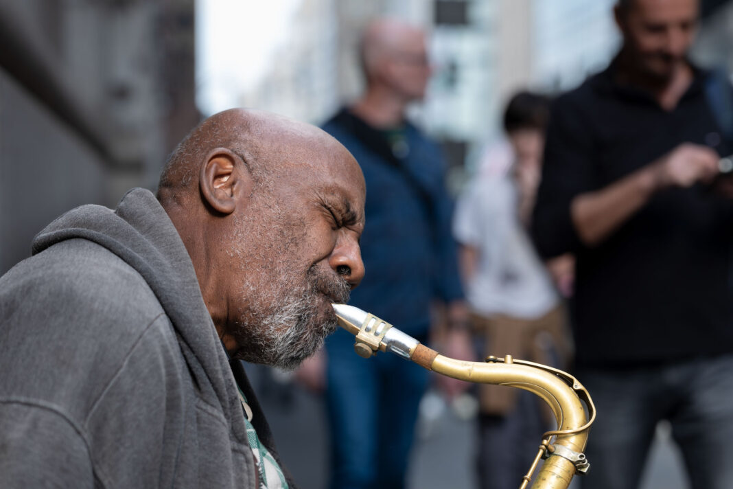 Sample image shows image taken with Sigma 70-200mm F2.8 DG DN OS telephoto zoom lens