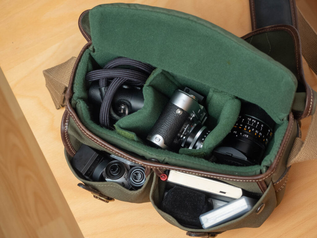 Product image shows a suitable bag for a rangefinder kit: Billingham Hadley Small