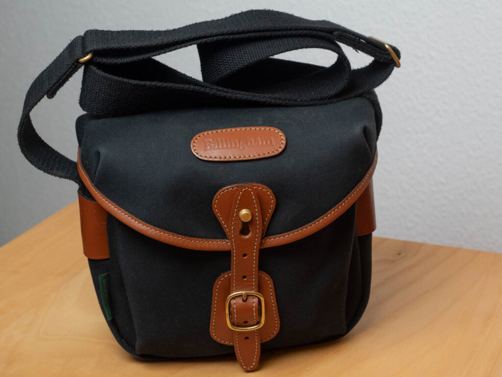Product image shows a suitable bag for a rangefinder kit: Billingham Hadley Digital
