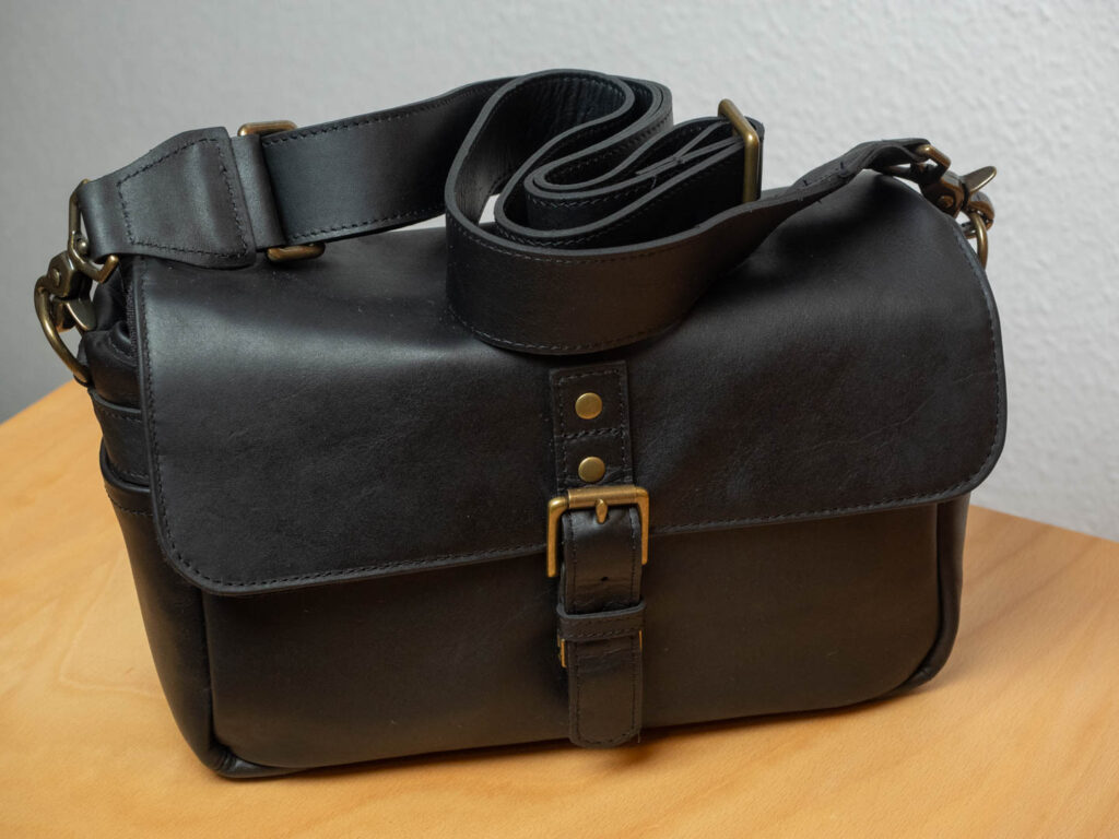 Product image shows a suitable bag for a rangefinder kit: ONA The Bowery