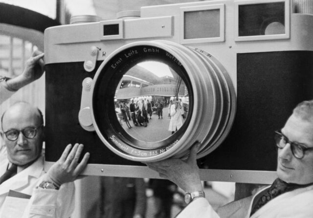 1954 Die photokina etabliert sich als internationale Leitmesse rund der Foto-Industrie. Photokina establishes itself as the leading global event for the photo industry.