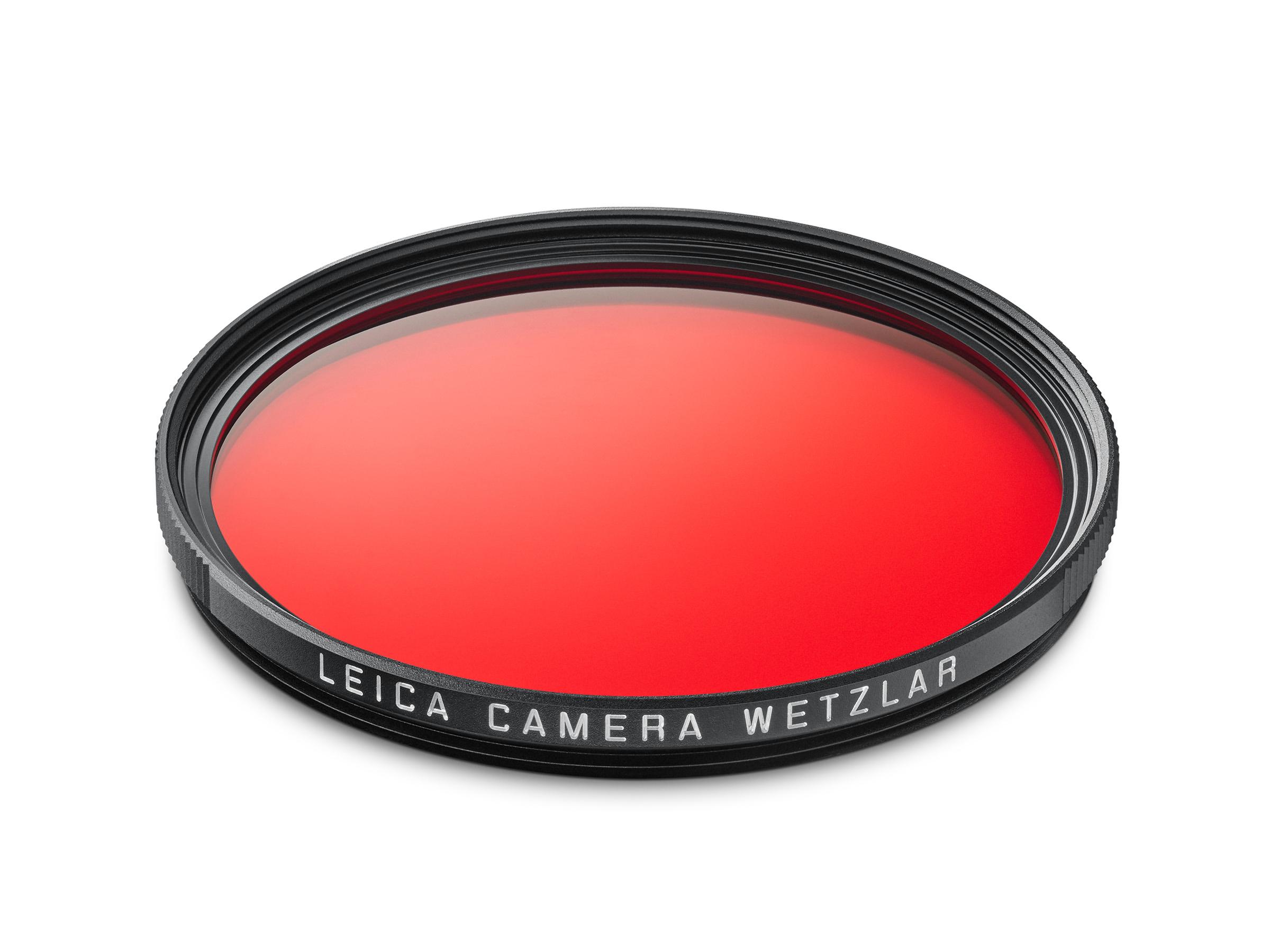 A red filter for cameras, featuring the engraving 'Leica Camera Wetzlar' on the black rim.