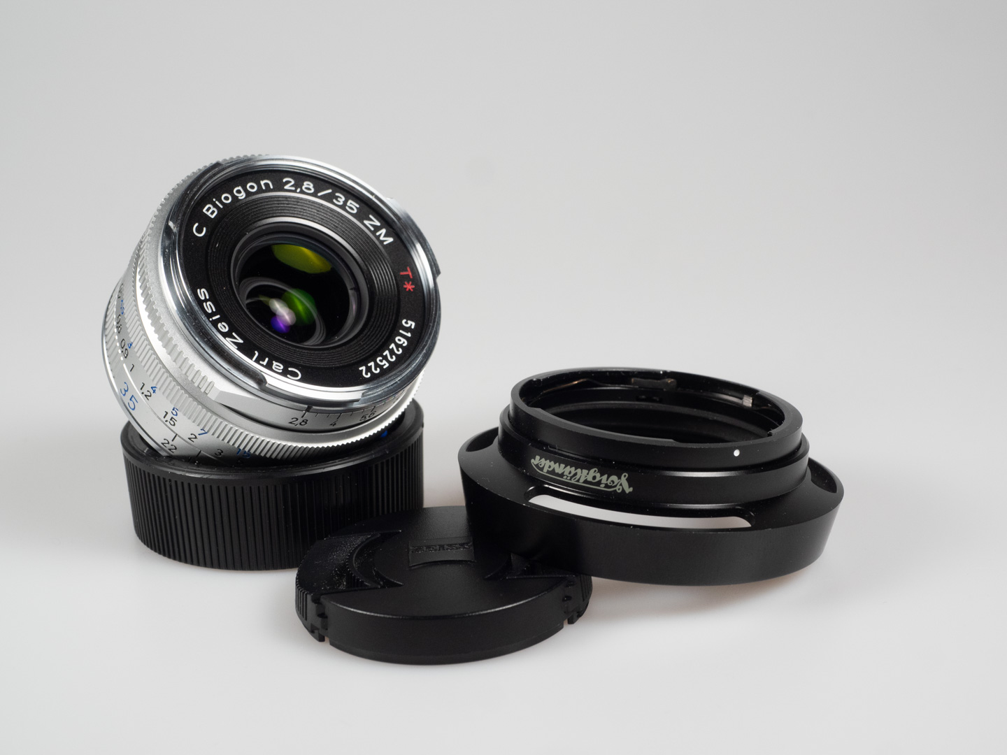 Product image shows Zeiss ZM C lens, C Biogon 35/2.8, with Voigtländer LH-6 hood