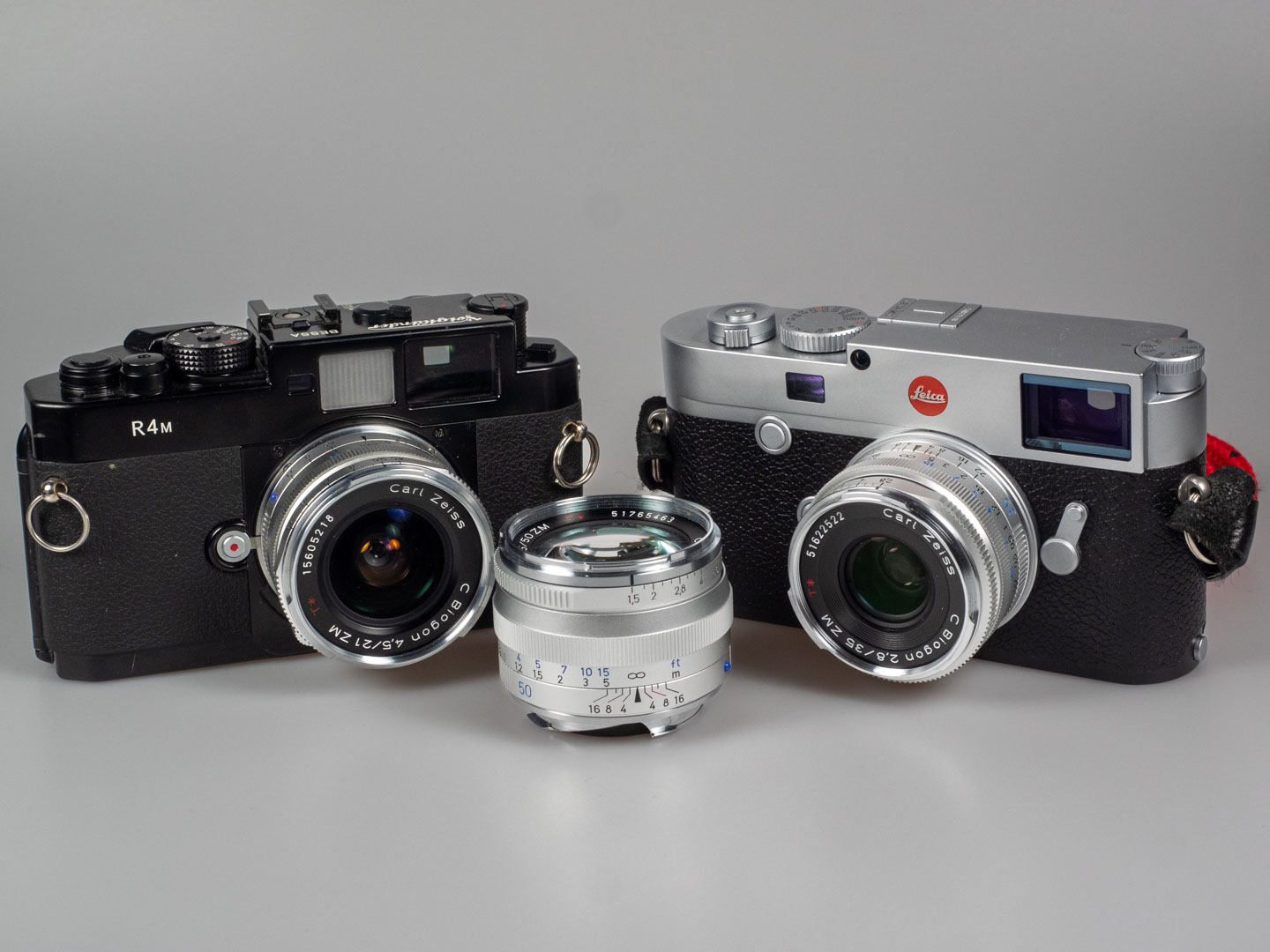 Product image shows Zeiss ZM C lenses, Biogon 21/4.5; Biogon 35/2.8; Sonnar 50/1.5 on rangefinder cameras M10 digital by Leica and R4M analogue by Voitgtländer