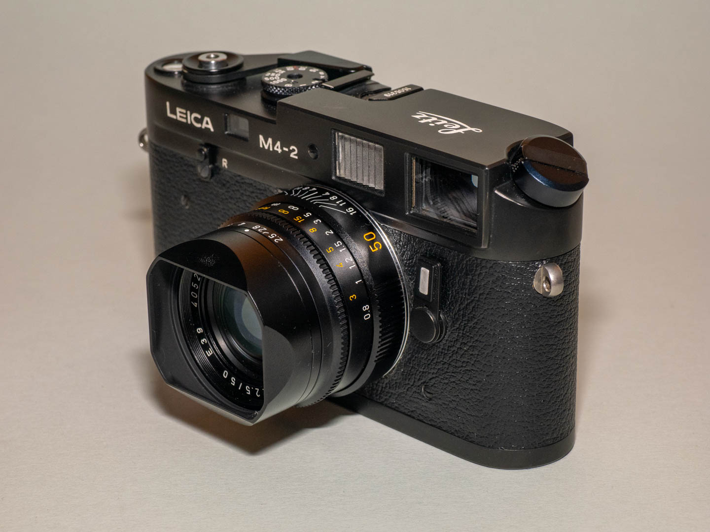 Product image shows Squarehood lens hood for Leica Summarit 35/2.5 and 50/2.5