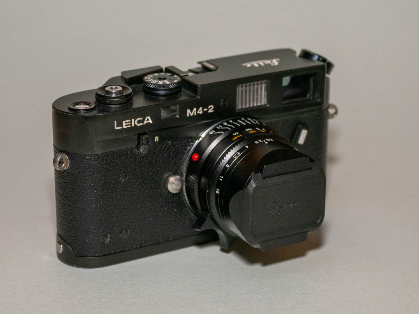 Product image shows Squarehood lens hood for Leica Summarit 35/2.5 and 50/2.5