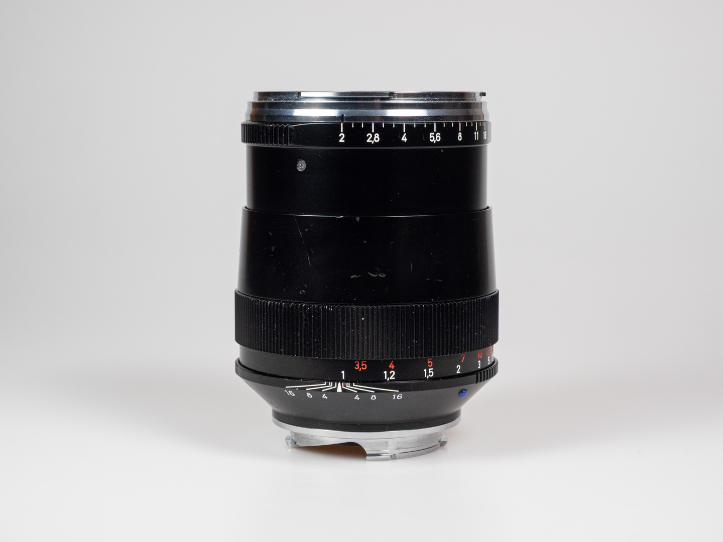 Product image shows Zeiss Sonnar 2/85 ZM telephoto M-Mount lens