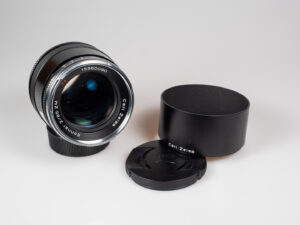 Product image shows Zeiss Sonnar 2/85 ZM telephoto M-Mount lens