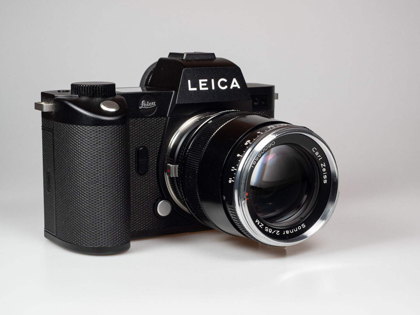 Product image shows Zeiss Sonnar 2/85 ZM telephoto M-Mount lens on Leica SL2 digital camera.