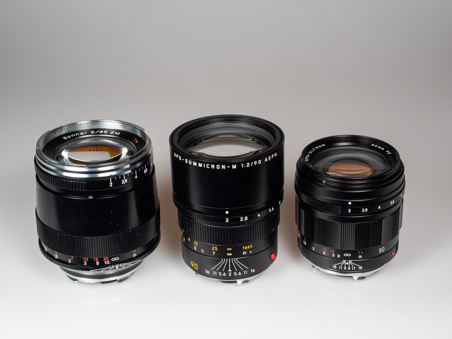 Product image shows Zeiss Sonnar 2/85 ZM telephoto M-Mount lens with 90mm lenses from Leica and Voigtländer