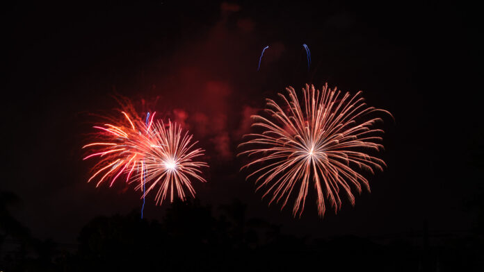 L1010115-2 Photographing fireworks: Multiple firework bursts
