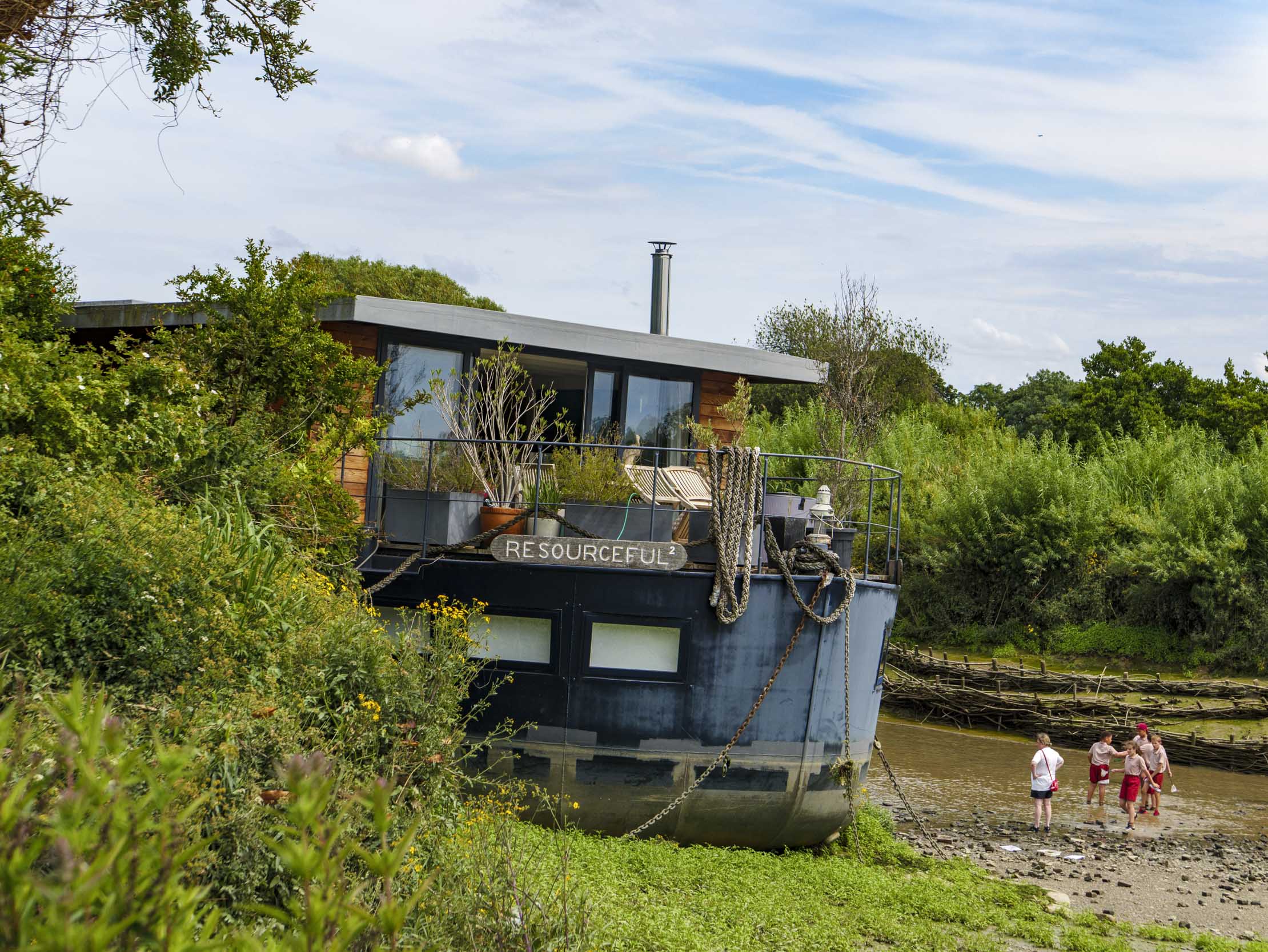 Resourceful house boat Chiswick