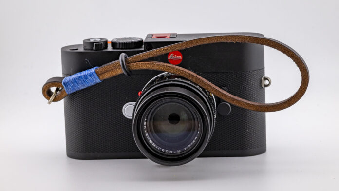 S1000567 Gordy wrist strap on Leica M EV1