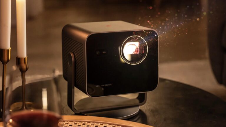 Leica Cine Compact 1: Digital slide projector or centre of a home theatre