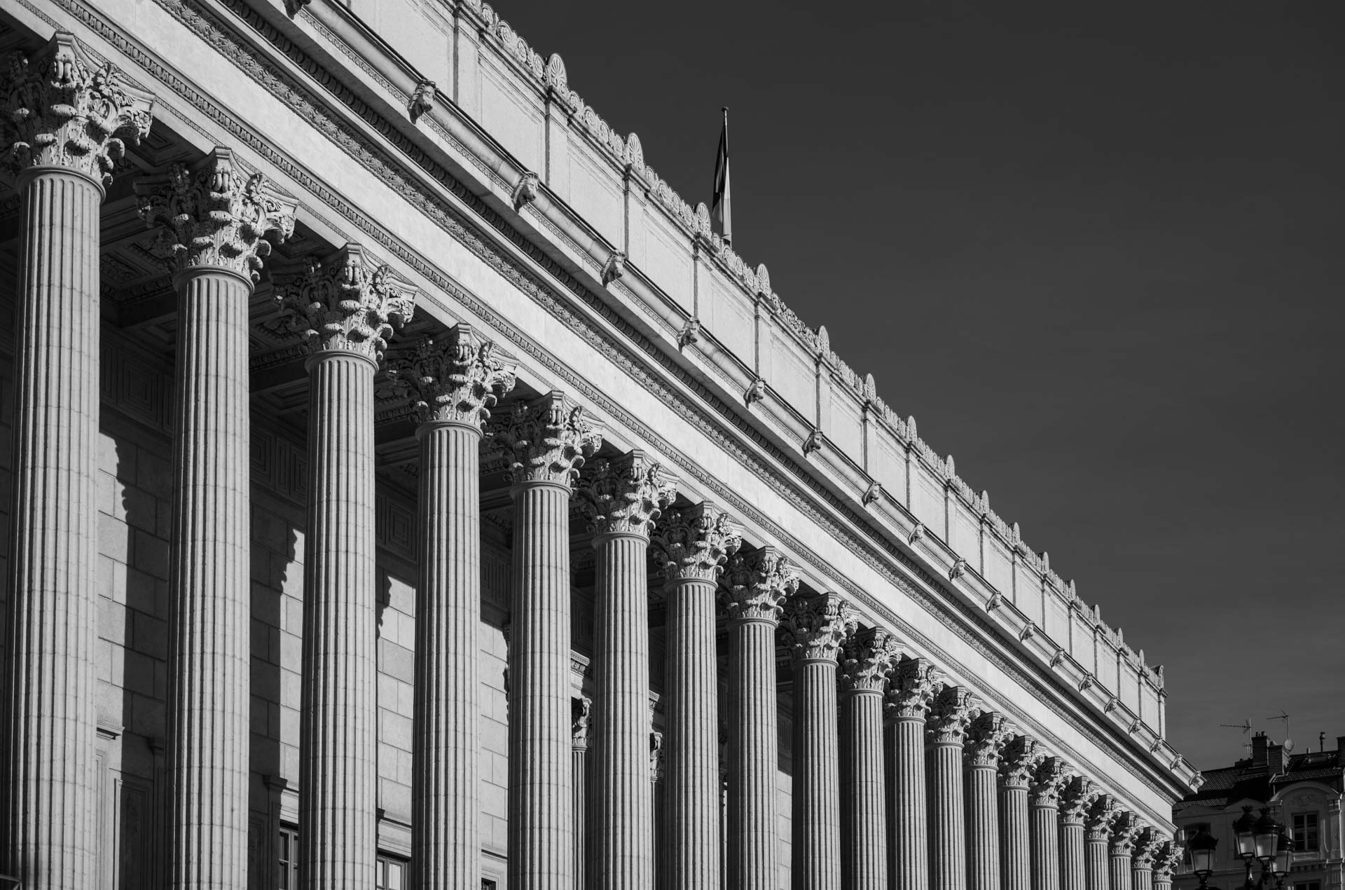 Sample shot with Thypoch Simera 50/1.4: dramatic angle along the Corinthian colonnade of the Palais de Justice historique (the “24 Colonnes”), Lyon, France.