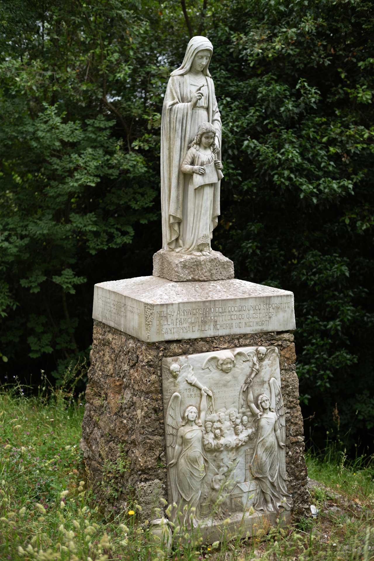 Sample shot with Thypoch Simera 50/1.4: a wayside memorial statue to the 1944 Sant’Anna di Stazzema massacre, Tuscany, Italy.