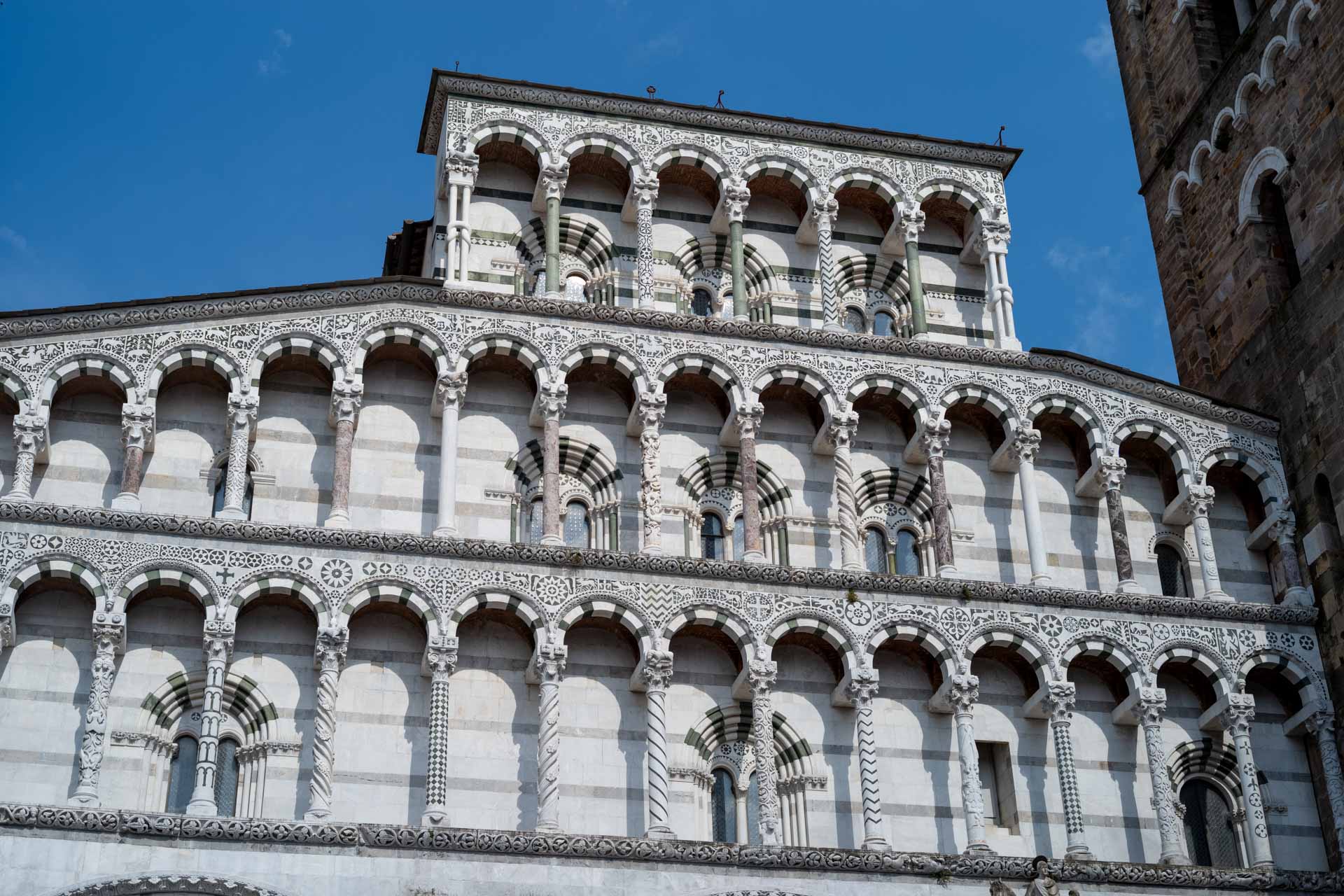 Sample shot with Thypoch Simera 50/1.4: the striped marble facade of the Cattedrale di San Martino, Lucca, Italy.