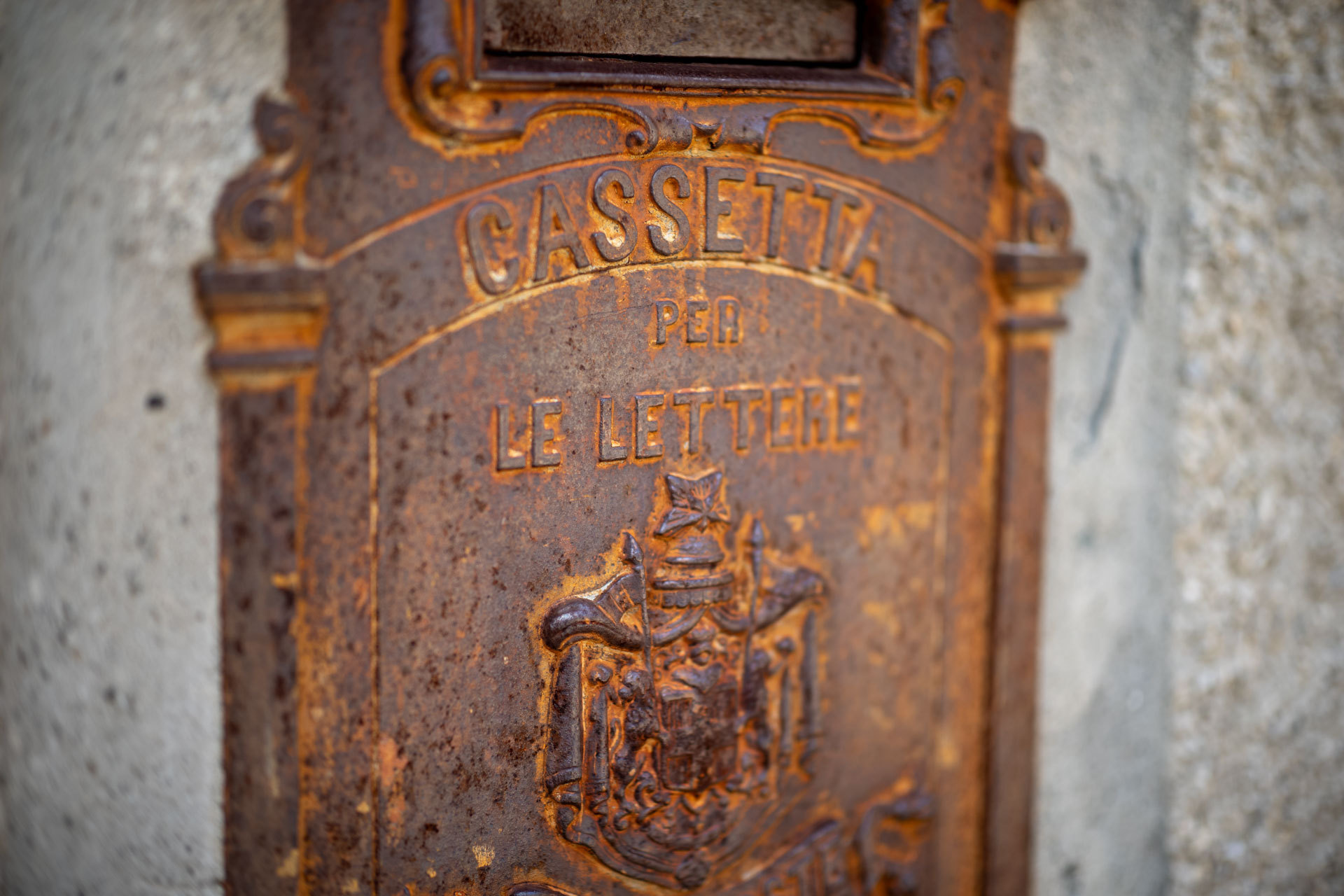 Sample shot with Thypoch Simera 50/1.4: close-up of a rusted antique Italian letterbox reading “Cassetta per le lettere,” Tuscany, Italy.